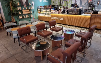 Discover the Caffé Di Toee Çukurambar project. Explore custom cafe furniture, booth seating, and modern interior solutions by Palmiye Koçak.