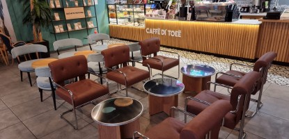 Caffé Di Toee Çukurambar projesini keşfedin. Palmiye Koçak imzasıyla özel üretim cafe mobilyaları, sedirler ve modern iç mimari çözümler.