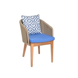 Beige geflochtener und gepolsterter Stuhl mit Holzbeinen mtd8204