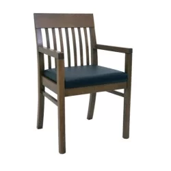 Chaise de café moderne à lattes avec bras en bois
