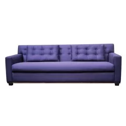 Canapé triple matelassé recouvert de tissu violet
