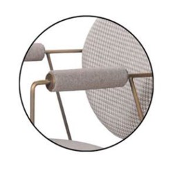 Стол с метална конструкция с кръгла облегалка