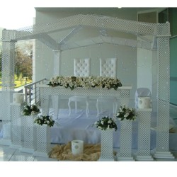 Tavolina Dasme e mbushur me tegela Seti dekor Kulla Tavolina Dasme e mbushur me tegela Seti dekor Kulla