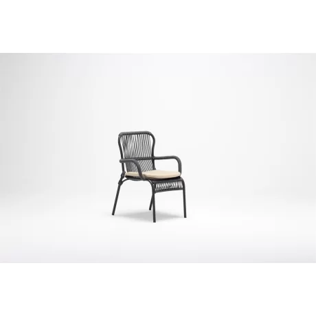 כסא ראטאן חום עם זרוע מרופדת כסא ראטאן חום עם זרוע מרופדת