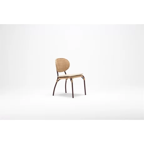 Chaise en rotin marron avec bras rembourré