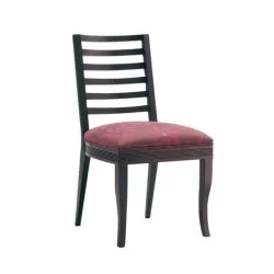 Chaise rustique avec coussin prune peint en noir