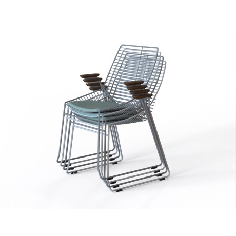 Модель металлического стула с деревянными ножками и кожаной поверхностью