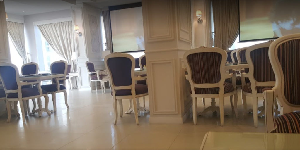 Beyaz Klasik Restoran Sandalyesi