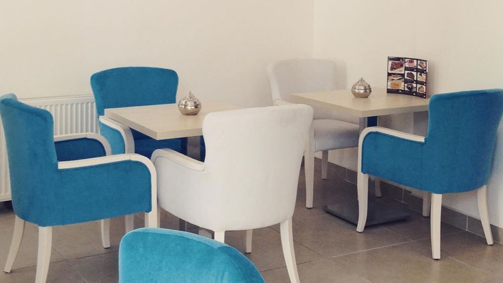 40-yil-kahve-mavi-beyaz-modern-koltuk-beyaz-kare-masa