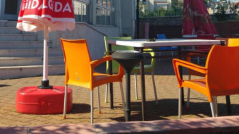 Zonguldak Ogretmen Evi Renkli Plastik Sandalye